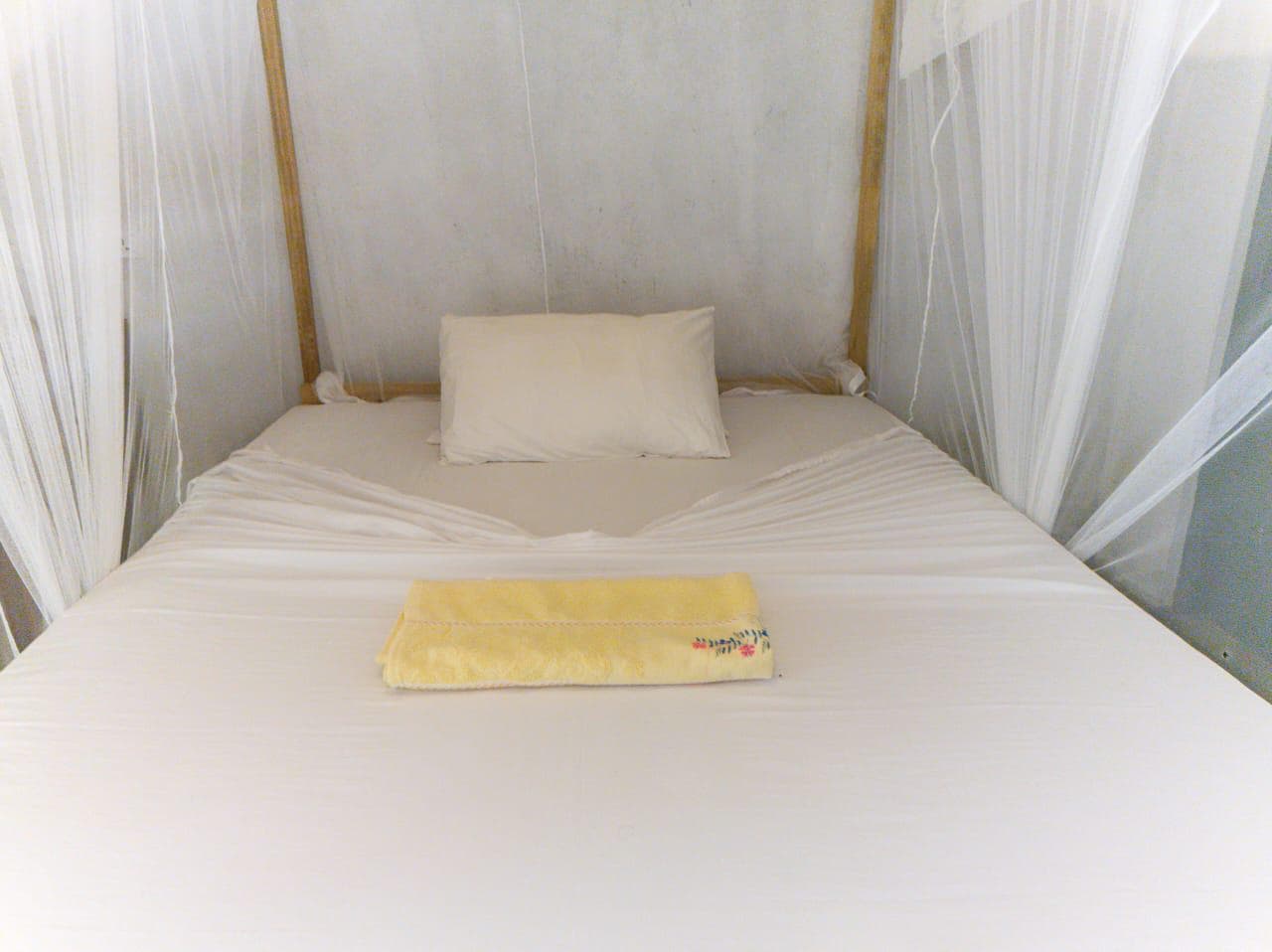 Single Bed Mosquito Net Yellow Towel