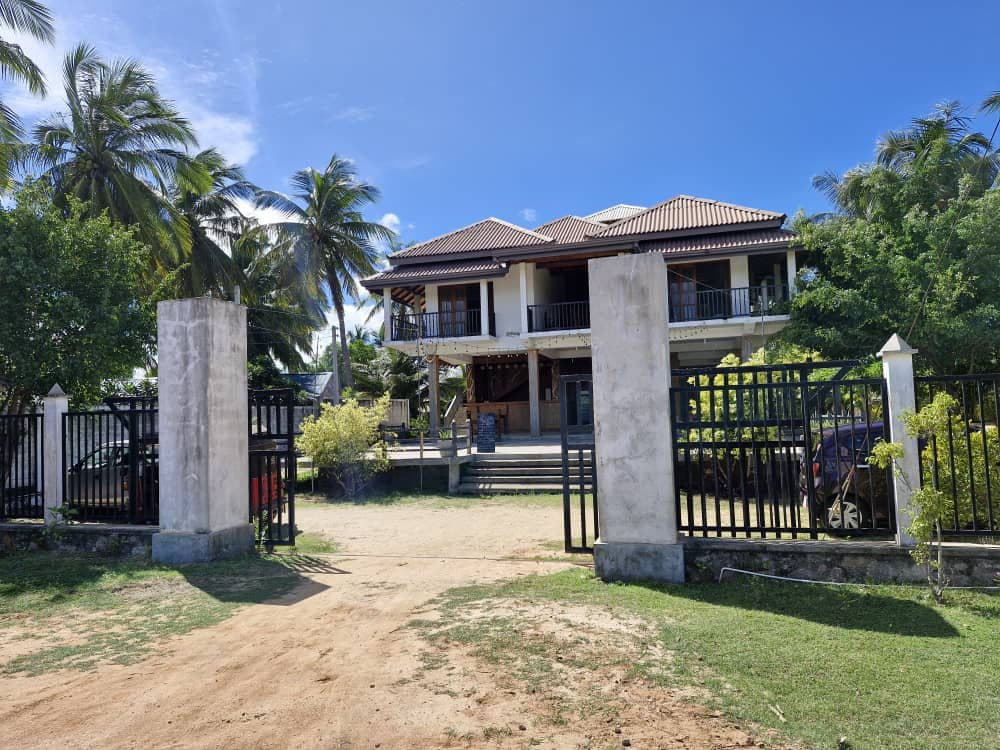 Two Story Guesthouse Gate Palms